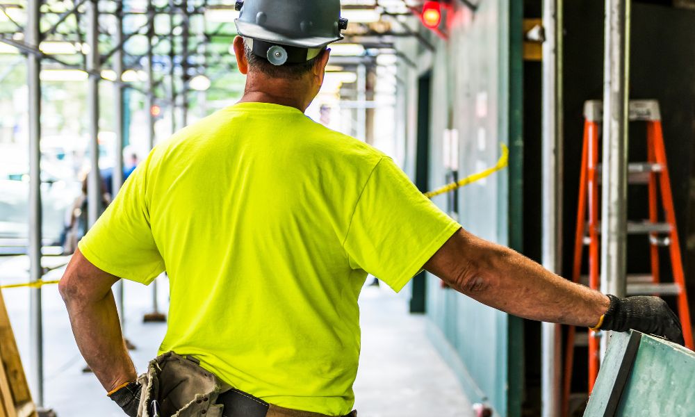 5 Benefits of High-Visibility Shirts on Job Sites